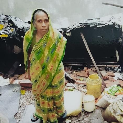 Bau von kleinen Hütten in den Slums