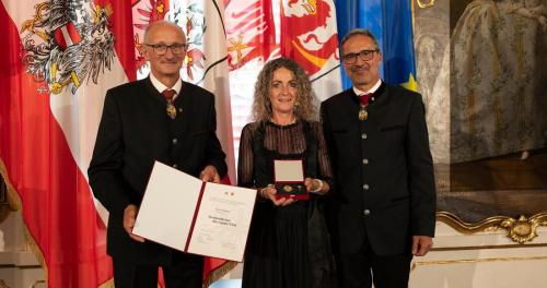 Petra Theiner erhält das Verdienstkreuz des Landes Tirol