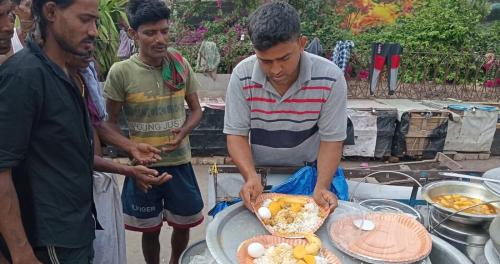 Beim täglichen verteilen von Mahlzeiten für die Ärmsten.