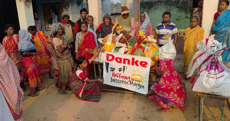 Lebensmittel Verteilung für unsere älteren Menschen