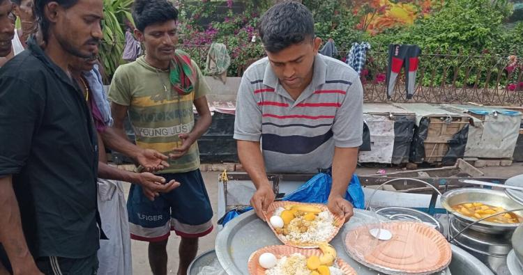 Beim täglichen verteilen von Mahlzeiten für die Ärmsten.